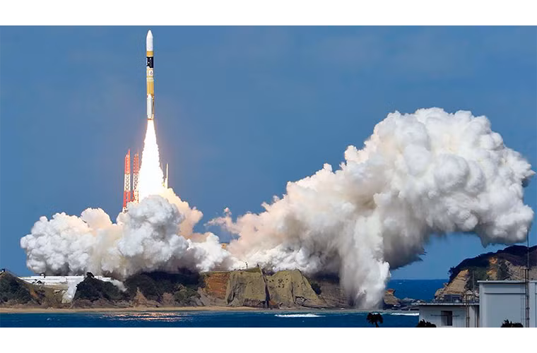 Một quả tên lửa đẩy H-IIA mang theo 8 vệ tinh thời tiết Himawari rời bệ phóng tại Trung tâm Vũ trụ Tanegashima, Nhật Bản.