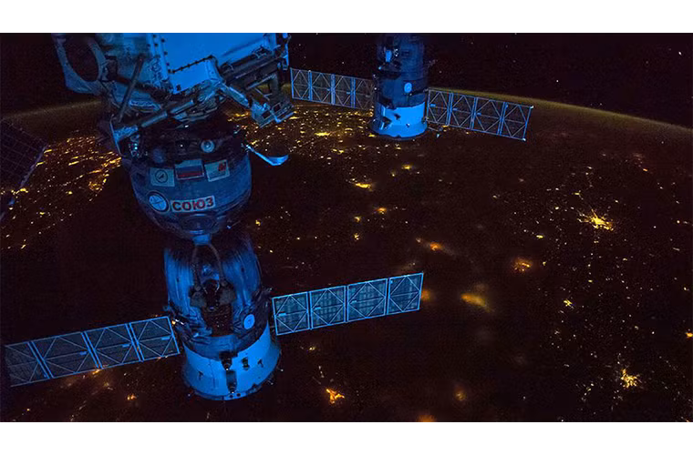 Bức ảnh chụp toàn cảnh (panorama) vùng trời Đông Âu, bao gồm cả Kiev (góc phải trên) và cảng Constanta (Rumani) từ Trạm vũ trụ quốc tế (ISS).