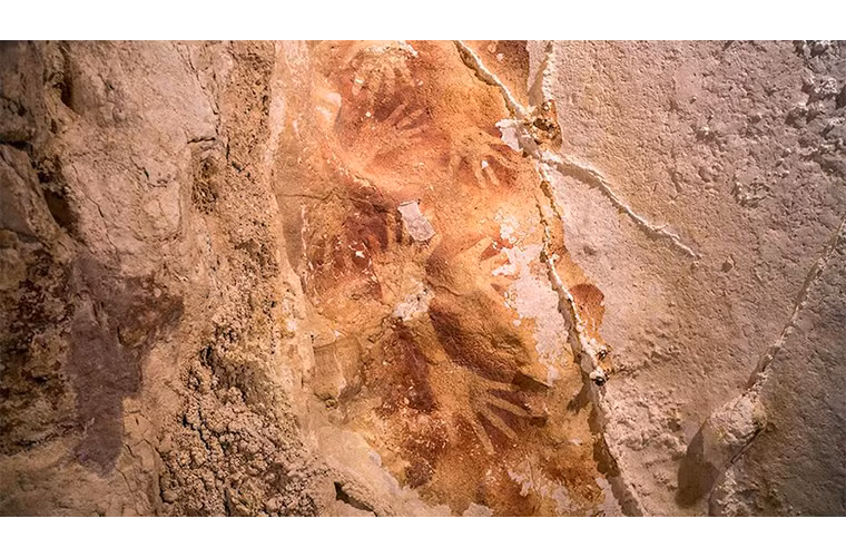 Những hình vẽ bàn tay người được tìm thấy trong một hang động ở đảo Sulawesi, Indonesia đã đặt ra câu hỏi về sự phát triển của nghệ thuật thời tiền sử. Chúng được cho là cách đây ít nhất 40.000 năm.