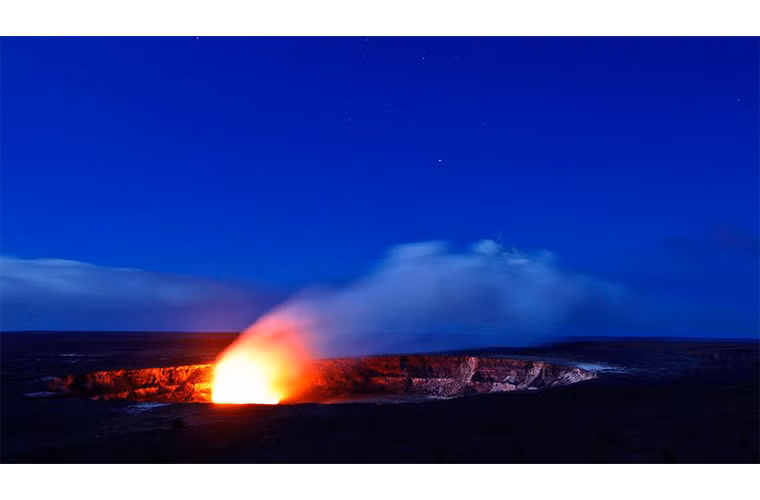 Một làn khói bốc lên từ miệng núi lửa Kilauea đang hoạt động ở Hawaii. Núi lửa này sau một thời gian dài ngủ yên đã bắt đầu bắn ra dung nham trong tuần này.