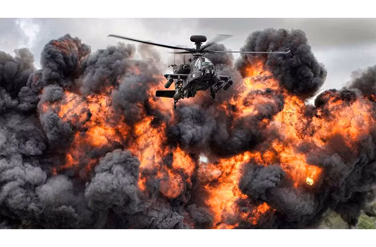 Bức ảnh chụp một chiếc trực thăng Apache của quân đội Anh bay trên một quả cầu lửa tại một triển lãm hàng không đã giành được giải "Ảnh đẹp toàn diện" trong cuộc thi Nhiếp ảnh Quân đội Anh năm nay.