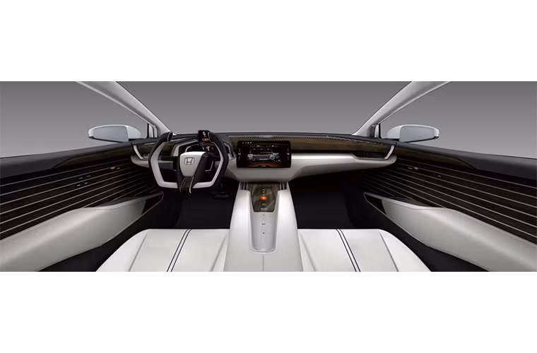 Về nội thất, nhờ bình chứa tế bào nhiên liệu hydro đã được cải tiến thu nhỏ, nằm gọn dưới capo của xe...