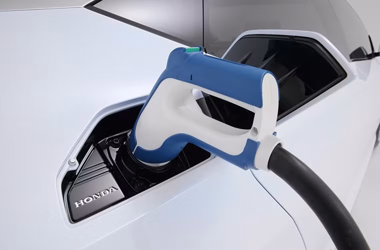 Lợi thế của các mẫu xe hydrogen là có thể nạp đầy nhiên liệu chỉ trong 3 phút so với những mẫu xe chạy điện hoàn toàn phải mất nhiều thời gian hơn để sạc đầy.