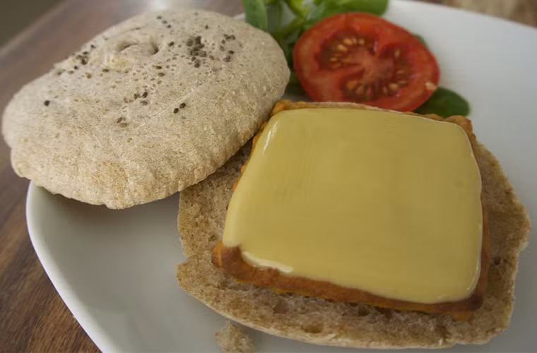 ...và thành phẩm là một chiếc bánh sandwich thịt kẹp chay, kết hợp với pho mát cũng được làm từ máy in 3D.