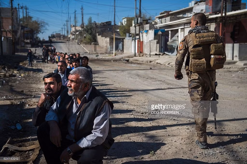 Mọi người xếp hàng bên ngoài trong chờ tới lượt mình vào. Ảnh GT