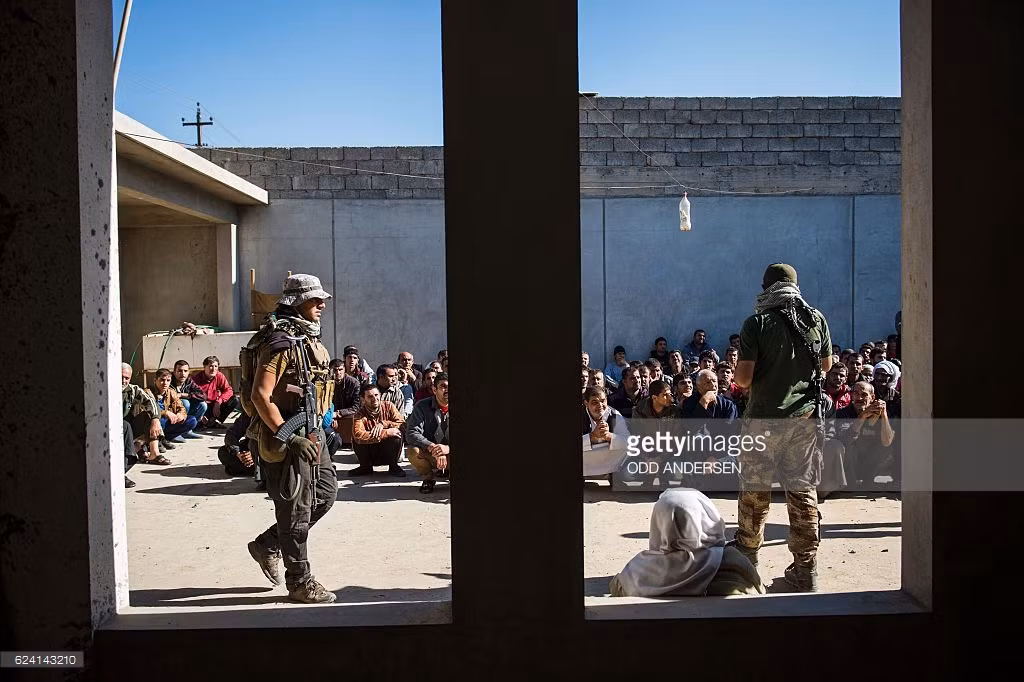 Bên trong khoảnh sân ở nhà thờ, nơi diễn ra quá trình kiểm tra lý lịch cá nhân. Ảnh GT