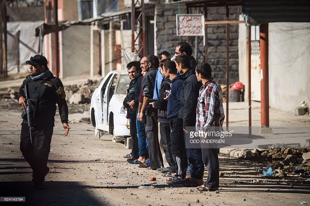 Nhóm cuối cùng đang nóng lòng vào trong. Nếu mọi giấy tờ đều xác thực thì người nam giới đó sẽ được thả ra để trở về nhà. Ảnh GT