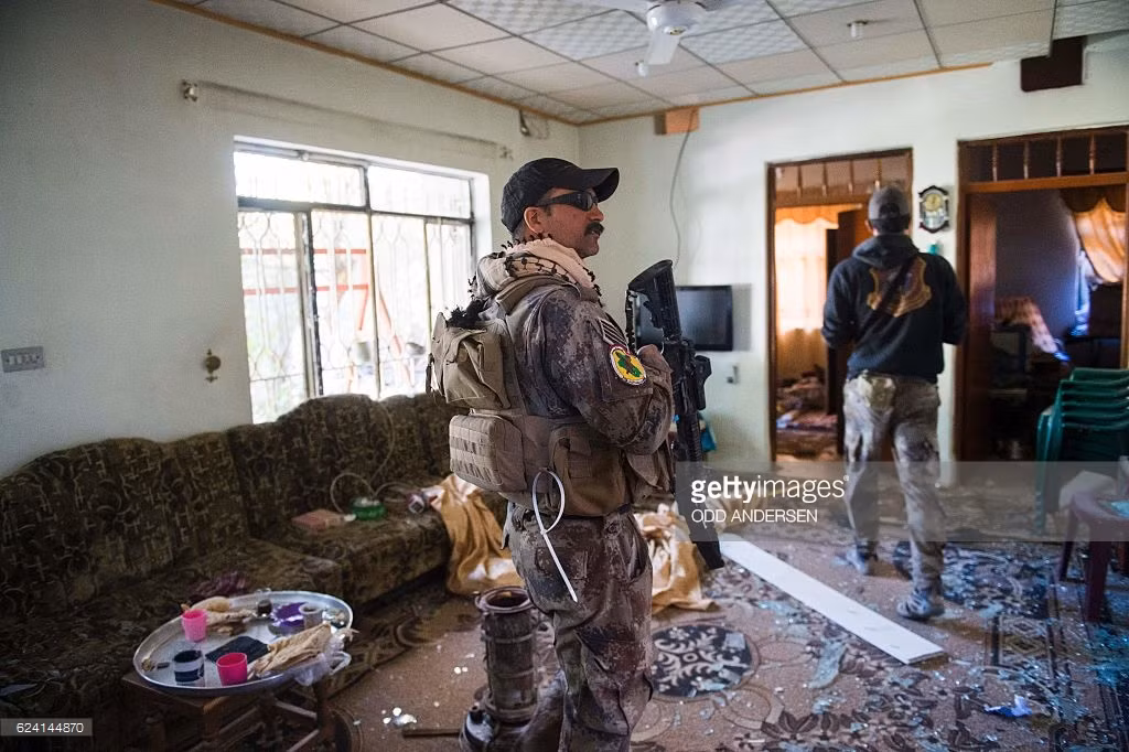 Các thành viên sư đoàn 2 lực lượng đặc nhiệm Iraq xem xét một ngôi nhà ở quận Karkukli, Mosul hôm 18/11. Ảnh GT