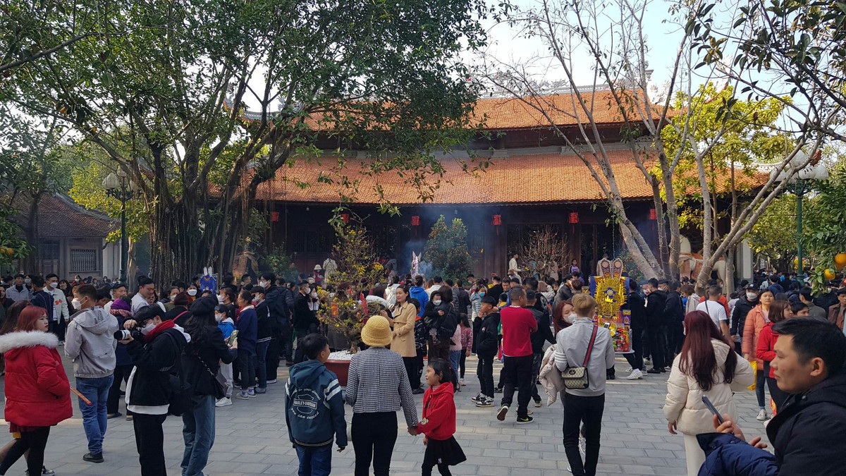 Trong di tích đền Tranh những ngày Tết luôn chật kín du khách.