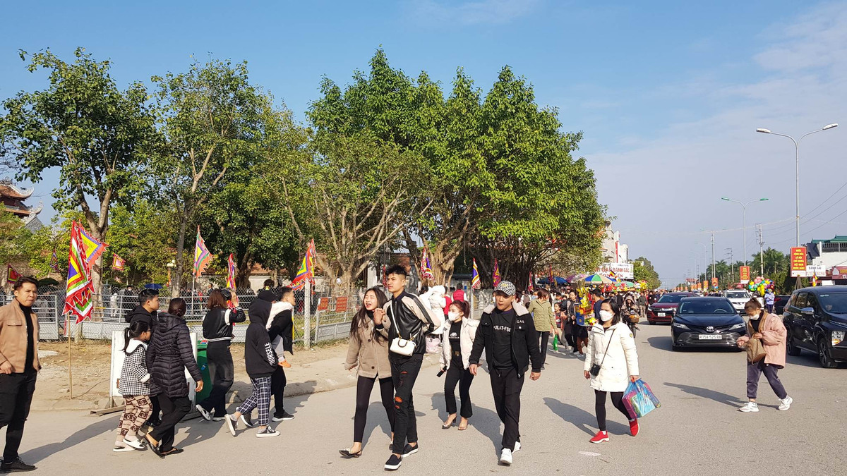 Đường vào đền Tranh luôn nườm nượp du khách.