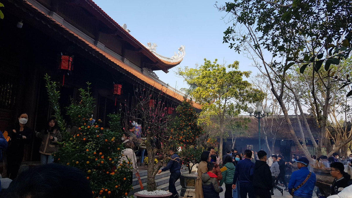 Đền Tranh được truyền tụng là ngôi đền linh thiêng nên nhiều du khách thập phương ở khắp nơi đổ về dâng hương, cầu lộc. 