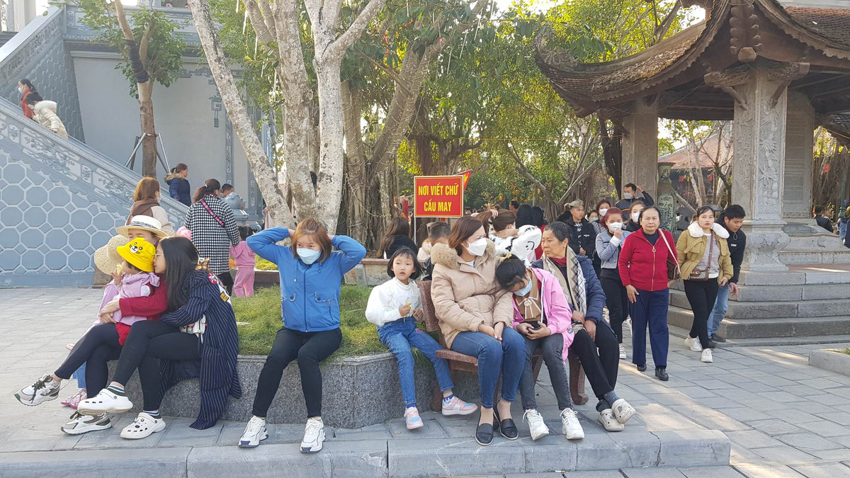 Du khách nghỉ ngơi sau khi lễ đền.