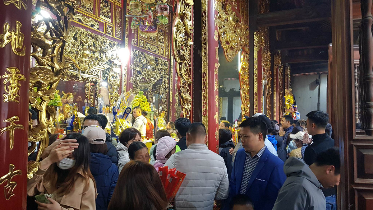 Nhiều người đến Đền để cầu tài lộc.
