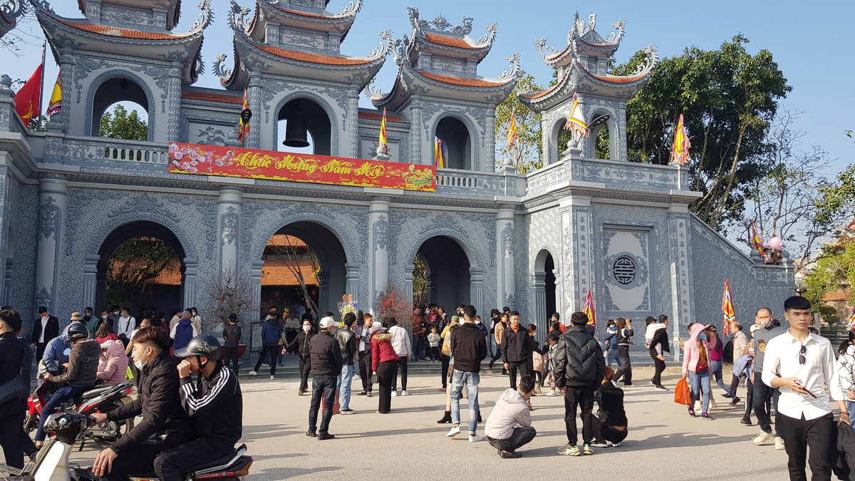 Di tích lịch sử văn hoá quốc gia đền Tranh (xã Đồng Tâm, huyện Ninh Giang, Hải Dương) thờ Quan lớn Đệ ngũ Tuần Tranh – vị thần sông nước theo tín ngưỡng dân gian.