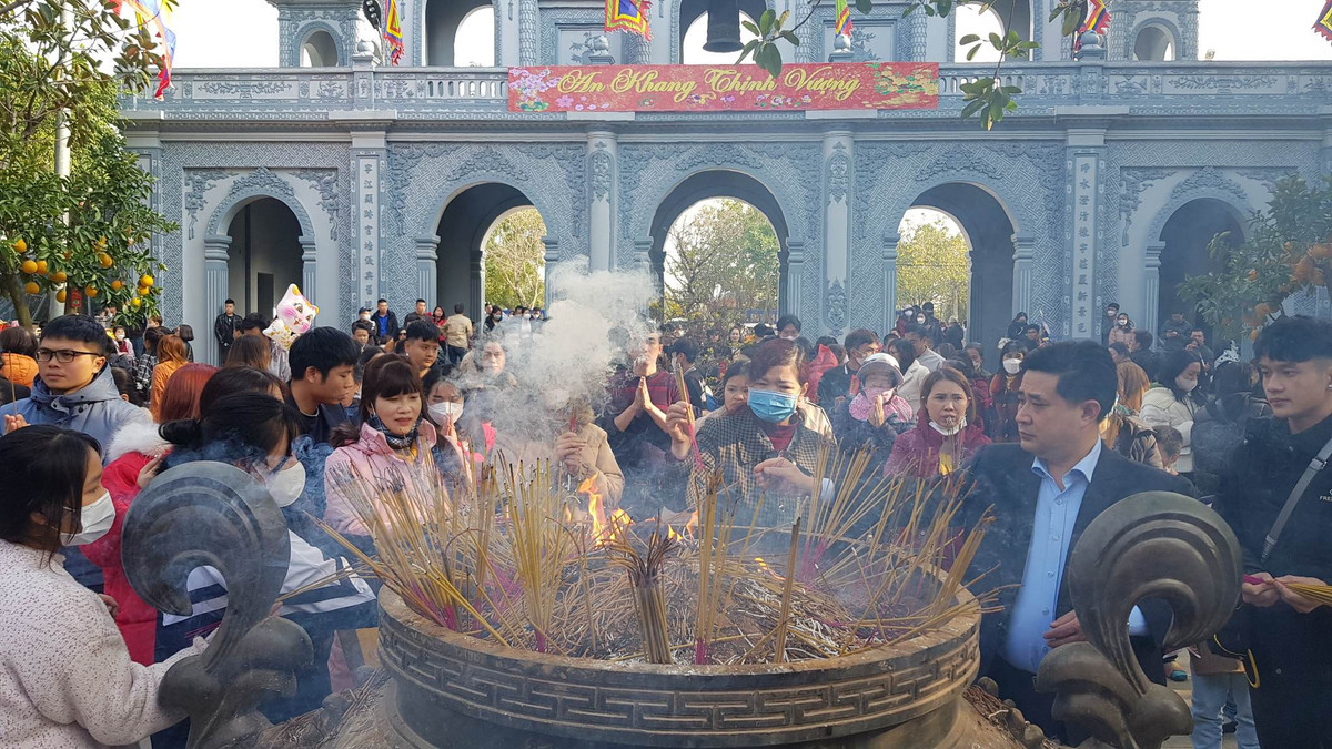 Tương truyền, Quan lớn Đệ ngũ Tuần Tranh là con trai thứ 5 của Vua cha Bát Hải Động Đình. Ông giáng dưới thời Hùng Định Vương (Hùng Triều Thập Bát) trong một gia đình ở phủ Ninh Giang. Ông là vị tướng quân tài ba kiêm lĩnh thủy bộ, được giao quyền trấn giữ miền duyên hải sông Tranh. Ông lập được nhiều công lao lớn nên được sắc phong công hầu. 