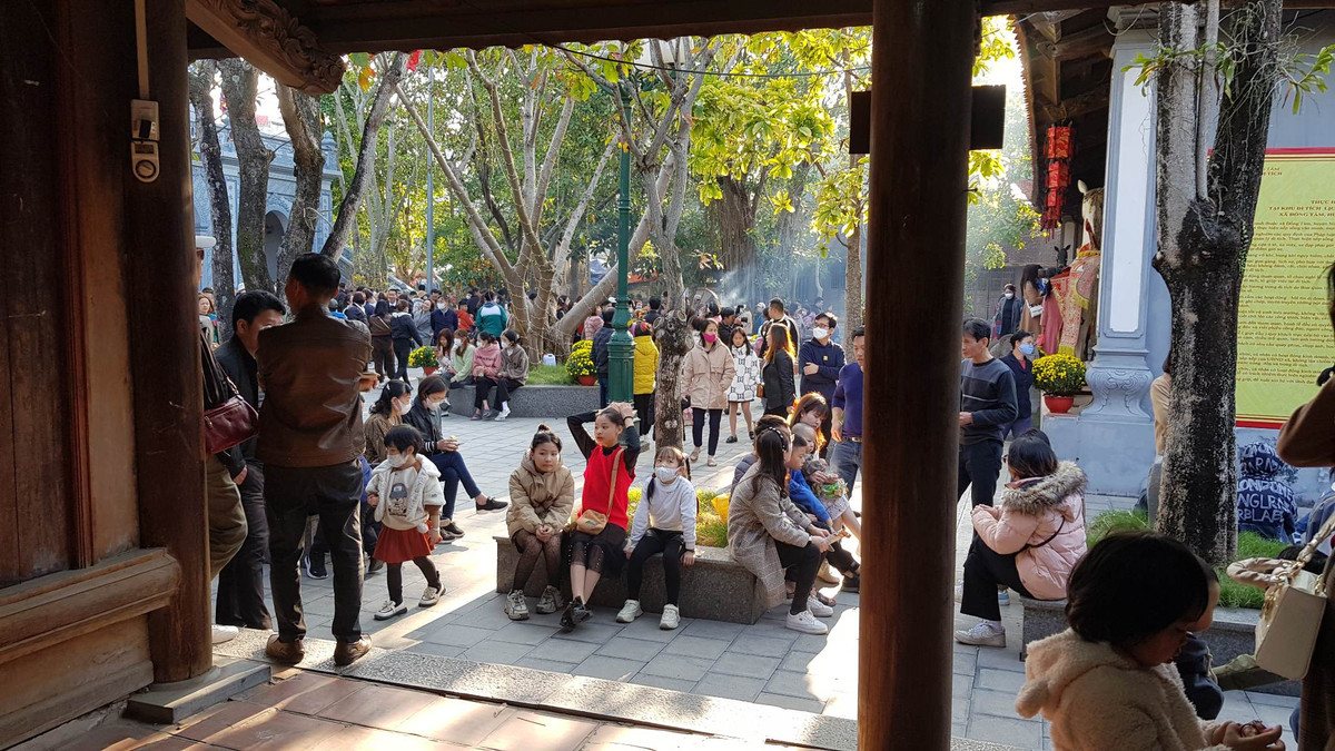 Nên không chỉ ngày lễ, tết mà ngày thường, Đền Tranh vẫn hút lượng khách lớn.