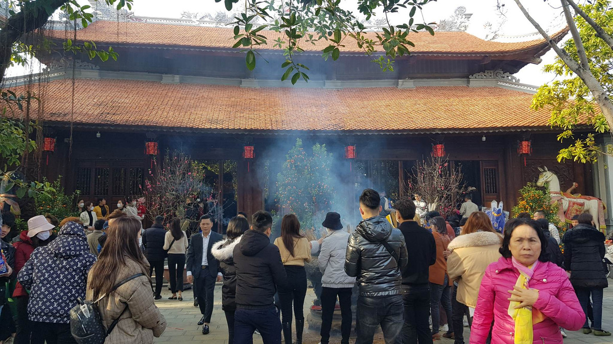 Trong những ngày Tết Nguyên đán, lượng du khách đổ về đền Trang dâng hương, chiếm bái tăng mạnh. Chỉ tính từ tối ngày 30 Tết đến hết mùng 3 tết Quý Mão 2023, đã có khoảng hơn 12000 du khách thập phương đến tham quan, chiêm bái tại đền Tranh. 