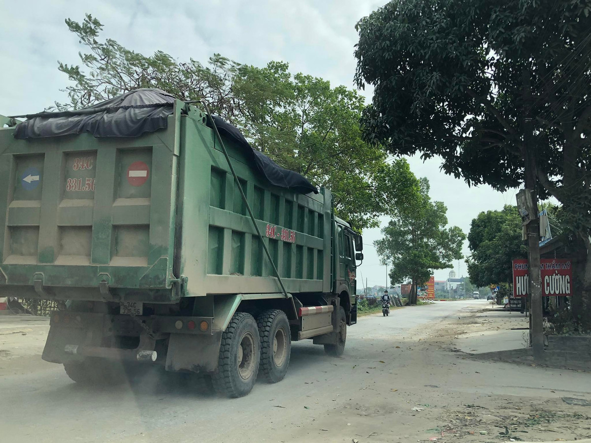 Hải Dương: Nhiều xe có dấu hiệu quá tải lưu thông đường tỉnh 390C - Hình 2 Hai Duong: Nhieu xe co dau hieu qua tai luu thong duong tinh 390C-Hinh-2