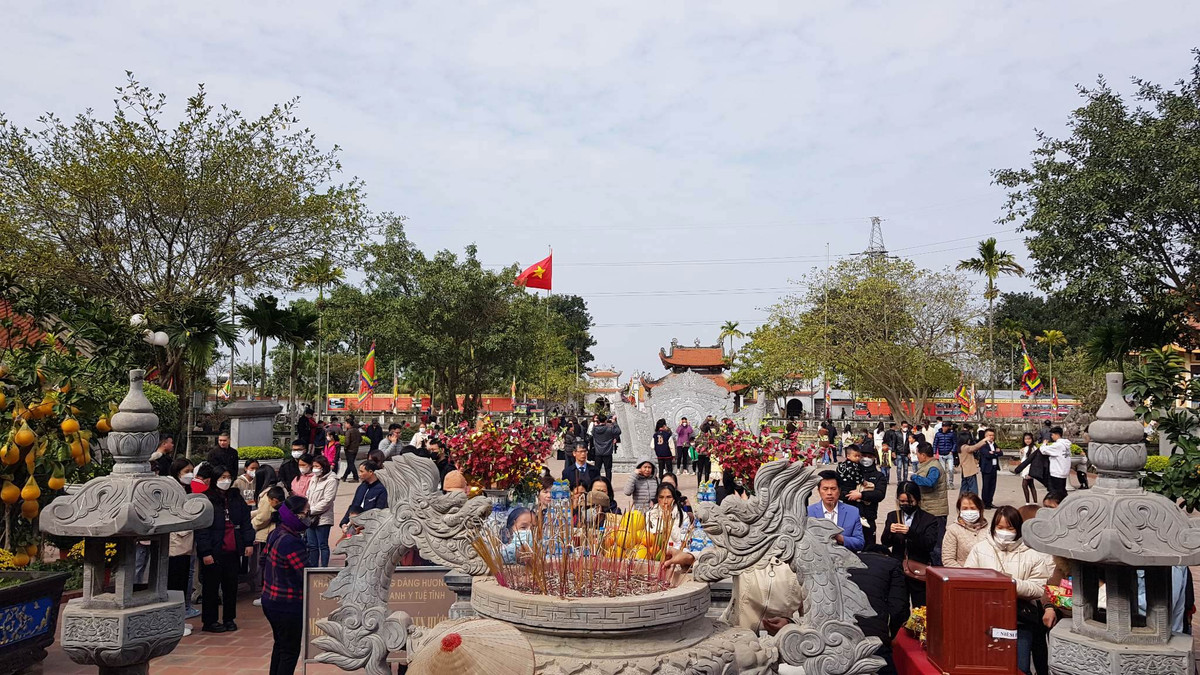 Ngày mùng 3 Tết, ghi nhận của PV Tri thức và Cuộc sống, hàng nghìn du khách thập phương đã đến Đền Bia để dâng hương, xin lộc và cầu an cho năm mới 2023. Các con đường dẫn vào đền Bia dòng người như nêm cối.