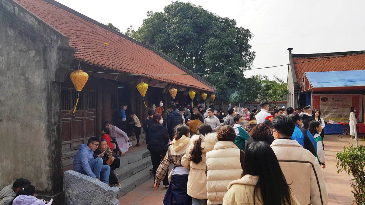 Từ ngày dựng bia, người khắp nơi kéo về lấy thuốc, hái lá, xin nước Đền Bia về uống với hy vọng mọi bệnh sẽ khỏi. Tương truyền vào năm Thiệu Trị thứ 5 (1845) mỗi ngày có tới hàng nghìn người đến đền Bia, nên vua đã hạ chiếu cấm việc cúng lễ và xin thuốc mang màu sắc mê tín và mất vệ sinh, và sai người đem tấm bia về cất tại kho ở Hải Dương, sau này có một người làng Văn Thai làm chức thủ kho đã bí mật lấy lại bia đem về đền thờ.