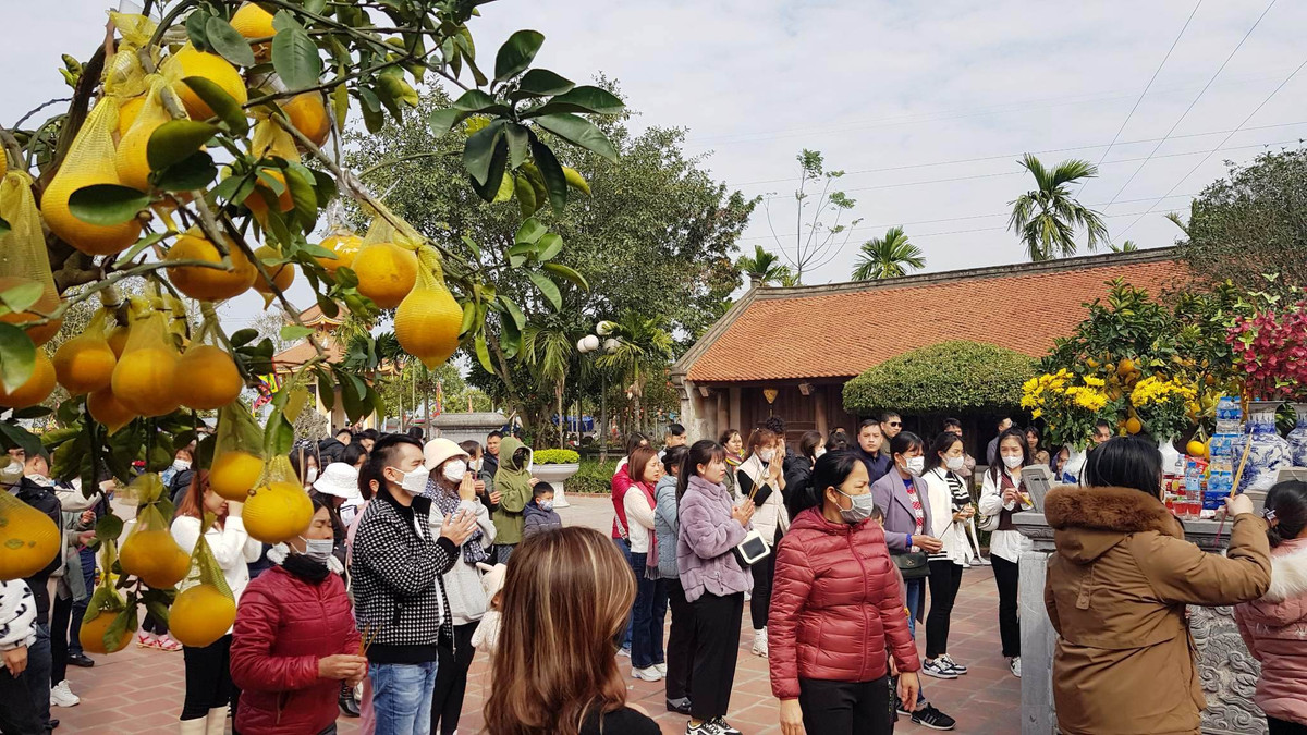 Trong di tích đền những ngày đầu xuân luôn chật kín du khách đến dâng hương.