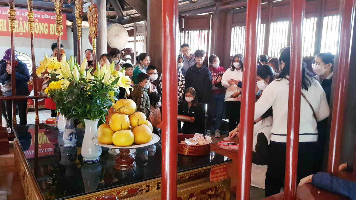 Khi đó cả vùng quê ông bị ngập nước, xuôi thuyền đến địa phận đền hiện nay thì thuyền bị lật, tấm bia rơi xuống nước không lấy lên được, ít lâu sau nước cạn, nhân dân tìm thấy bia, thấy doi đất ở đây có hình con dao cầu (dao thái thuốc Nam) nên đã dựng miếu thờ bia.