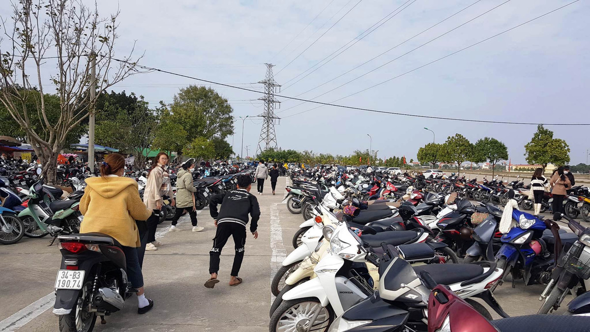 Bãi xe vào đền luôn chật kín chỗ.