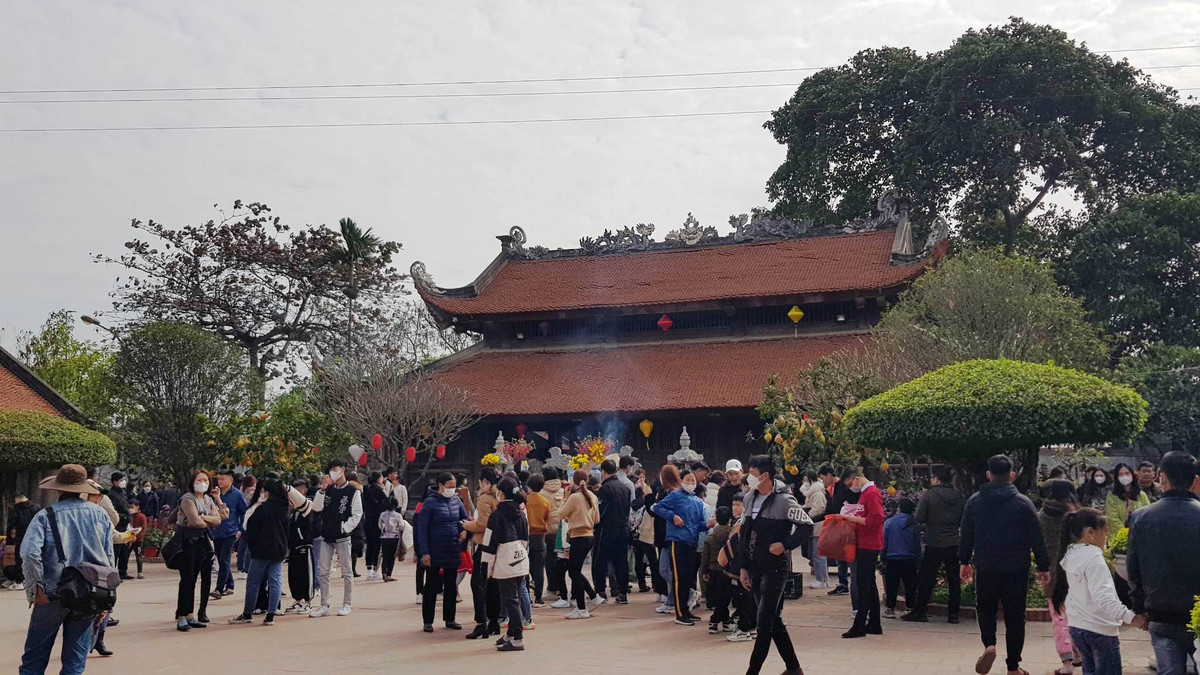 Những ngày Tết Nguyên đán Quý Mão 2023, thời tiết thuận lợi cho việc tham quan, vãn cảnh, nhiều di tích quốc gia đặc biệt ở Hải Dương thu hút lượng lớn du khách đến chiêm bái, cầu an, trong đó có Đền Bia ở thôn Văn Thai, xã Cẩm Văn (huyện Cẩm Giàng, Hải Dương). Đền Bia là một trong 3 di tích thuộc cụm di tích quốc gia đặc biệt gồm: đền Xưa – chùa Giám – đền Bia, thờ vị “Thánh thuốc Nam” là Đại danh y – Thiền sư Tuệ Tĩnh.