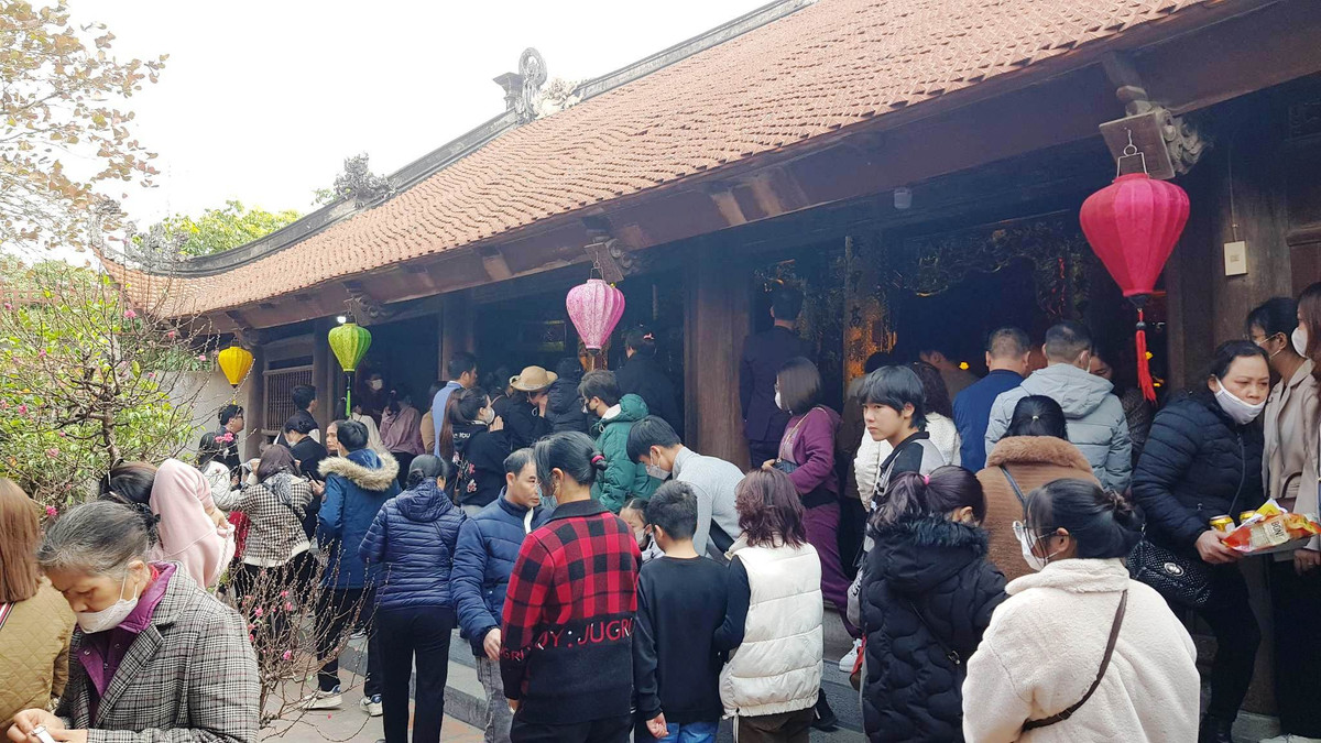 Theo nhân dân địa phương, tấm bia này do tiến sĩ Nguyễn Danh Nho (1638-1699) là người cùng làng với Tuệ Tĩnh soạn khắc vào năm 1699 khi ông đi sứ Trung Quốc đã đến viếng mộ Tuệ Tĩnh tại Giang Nam, đọc mặt sau tấm bia trên mộ thấy có ghi chữ : "Về sau có ai bên nước sang, nhớ cho hài cốt tôi về với", Nguyễn Danh Nho đã vô cùng xúc động trước tình cảm luôn hướng về quê hương đất nước của Tuệ Tĩnh nên đã cho dập mẫu tấm bia mang về nước, thuê thợ làm lại và chở về quê.