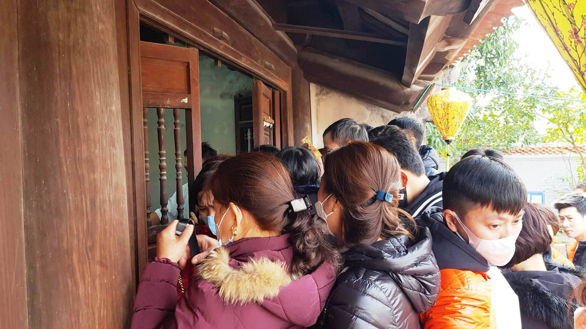 Đền Bia nguyên được xây dựng từ thời Lê, trùng tu vào năm 1936, kiến trúc kiểu tiền nhất hậu đinh, mặt tiền quay hướng bắc, xung quanh cây cối xanh tươi và nằm giữa cánh đồng thuộc hai xã Cẩm Văn và Cẩm Vũ của huyện Cẩm Giàng. Đền có vườn thuốc Nam rộng lớn, phong phú các loại dược liệu, toà tiền tế trùng tu năm 1993 phỏng theo kiến trúc thời Nguyễn khá đẹp gồm 5 gian với diện tích 120 m2, trung từ và hậu cung nhỏ nhưng còn chắc chắn và đồng bộ từ kiến trúc đến các đồ thờ tự, chính giữa treo bức đại tự sơn son thiếp vàng ghi 4 chữ: " Thánh cung vạn tuế" nghĩa là: " Đức thánh muôn tuổi".