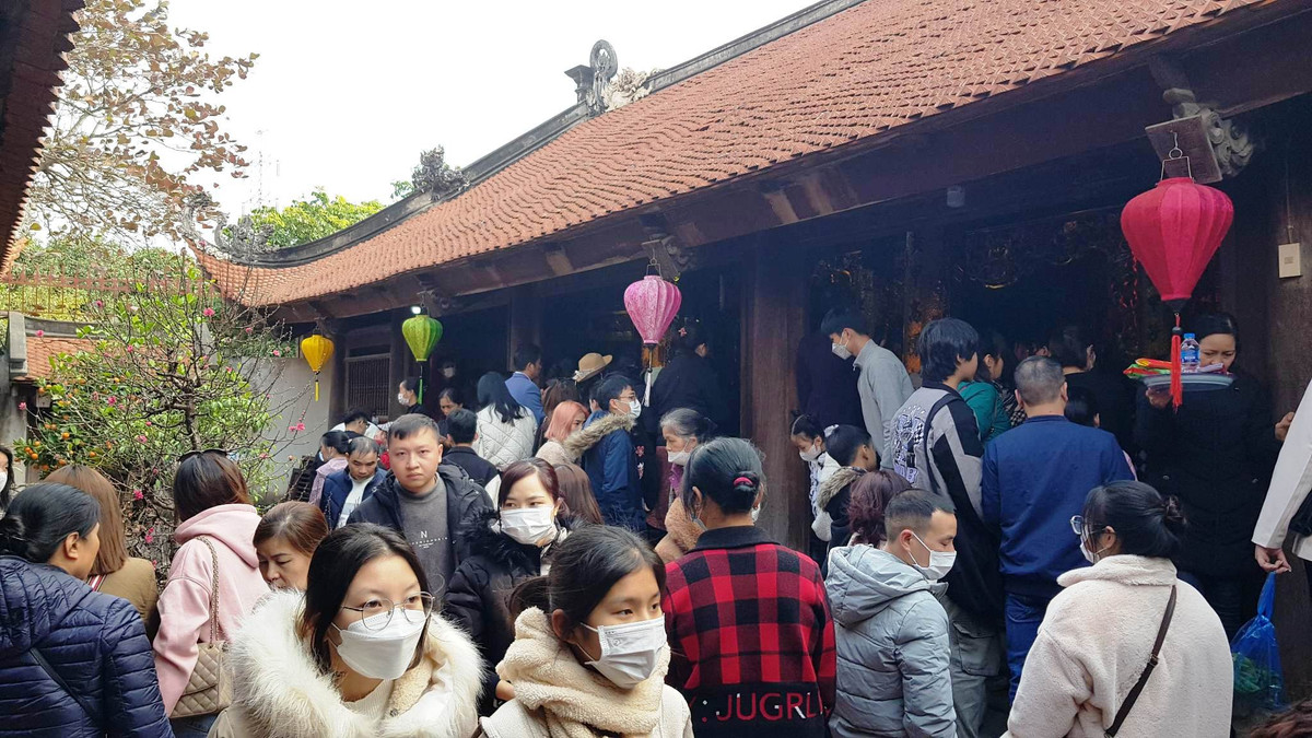 Đền Bia được xây dựng để thờ Tuệ Tĩnh và tấm bia thời Lê là di vật kỷ niệm của Tuệ Tĩnh nên có tên là Đền Bia. Theo tư liệu lịch sử, tấm bia đá được người dân địa phương coi như bảo vật thờ phụng suốt mấy trăm năm là câu chuyện xúc động liên quan đến cuộc đời của vị đại danh y Tuệ Tĩnh.