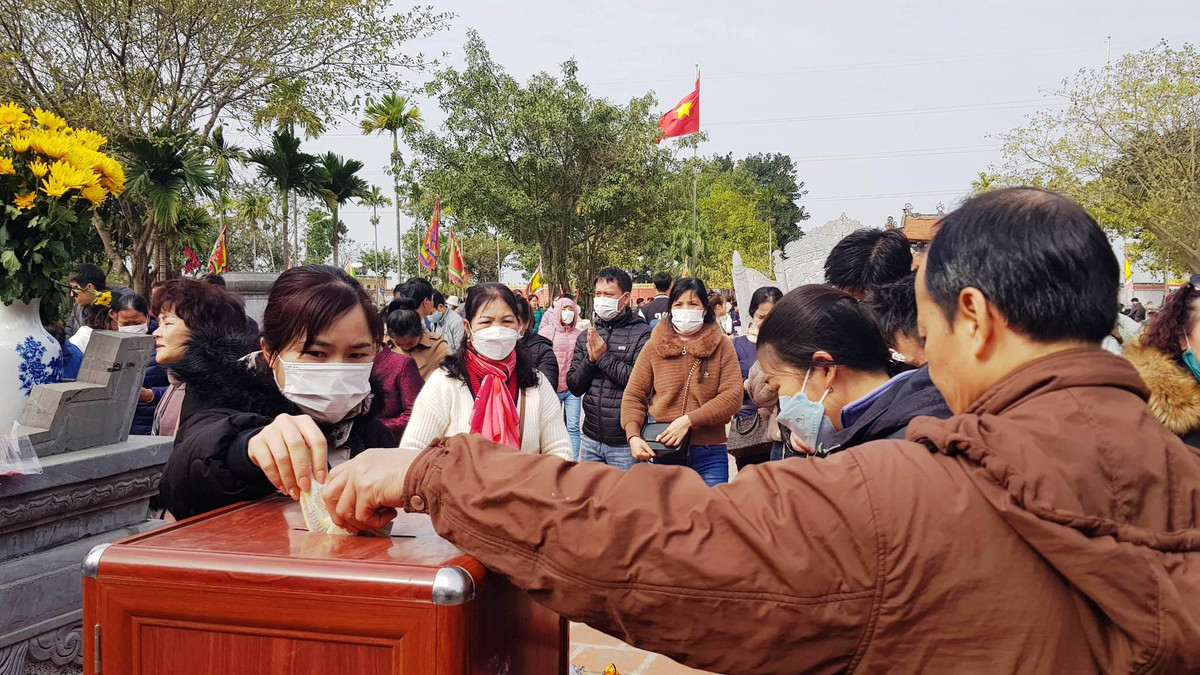 Du khách công đức tại đền Bia.