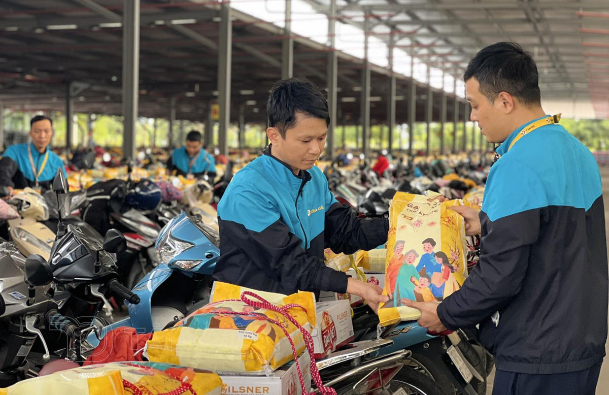 Theo vị này, 5 năm qua công ty đã thực hiện hình thức phát quà như vậy. Tuy nhiên, từ 2 năm trở lại đây, các phần quà chỉn chu hơn. 