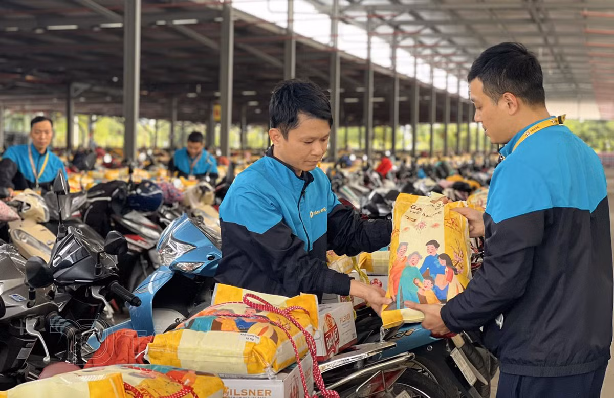 Theo vị này, 5 năm qua công ty đã thực hiện hình thức phát quà như vậy. Tuy nhiên, từ 2 năm trở lại đây, các phần quà chỉn chu hơn. 