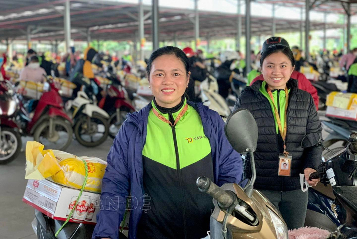 “Hôm qua, mỗi công nhân đã nhận gạo và bia còn hôm nay, thùng quà 10 sản phẩm sẽ tiếp tục được trao đến tay mọi người. Ngoài ra, trong mỗi thùng có 10 chiếc bao lì xì với 10 màu khác nhau. Đến ngày 18/1 sắp tới (ngày làm việc cuối cùng của năm Nhâm Dần), công ty sẽ tặng bao lì xì (mỗi bao gồm 1 tờ 50.000 đồng tiền mới) để người lao động tặng ông bà, bố mẹ”, ông Định nói. 