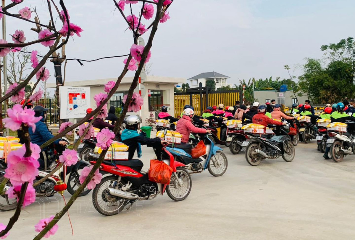 Hình ảnh khiến không ít người lao động trên cả nước cảm thấy xúc động.