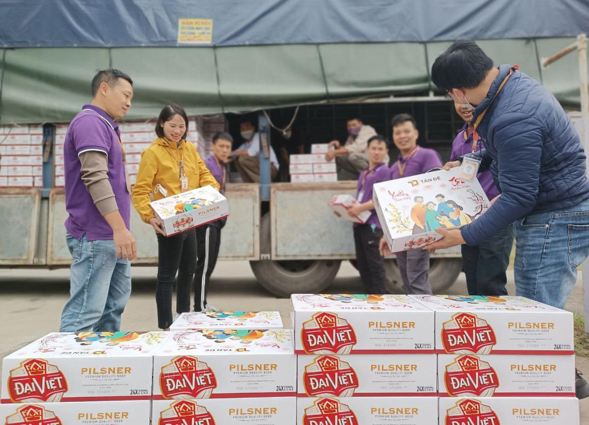 Trao đổi với báo chí, ông Trịnh Thanh Định, Chủ tịch Công đoàn Công ty CP sản xuất hàng thể thao Tân Đệ cho biết, Công ty có 10 nhà máy (trong đó có 8 nhà máy ở tỉnh Thái Bình, một nhà máy thuộc địa bàn H.Kim Động, tỉnh Hưng Yên và một trụ sở tại Hà Nội). Tất cả 10 cơ sở đều đồng loạt tặng quà công nhân bằng hình thức này. 