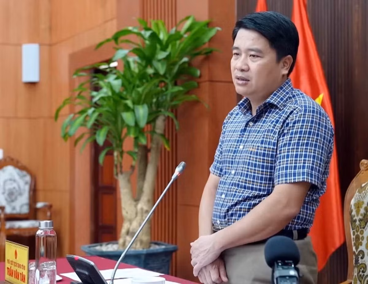 Pho Chu tich Quang Nam bi bat vu “chuyen bay giai cuu”: Pham toi the nao?