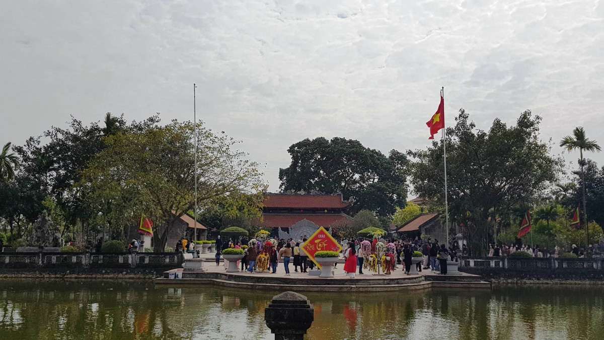 Hai cột treo đôi câu đối ca ngợi Tuệ Tĩnh: " Hoàng giáp phương danh đằng bắc địa Thánh sư dược diệu trấn Nam bang". Nghĩa là: "Thi đậu hoàng giáp tiếng lừng đất Bắc. Chữa bệnh thần diệu tài quán nước Nam". Di tích này còn nhiều cổ vật có giá trị như bệ đá thời Nguyễn chạm khắc tứ linh, tứ quý, cỗ khám sơn son thiếp vàng, tượng Tuệ Tĩnh, đặc biệt là tấm bia thời Lê là di vật kỷ niệm của Tuệ Tĩnh, được nhân dân địa phương coi như báu vật bảo quản tại hậu cung của đền.