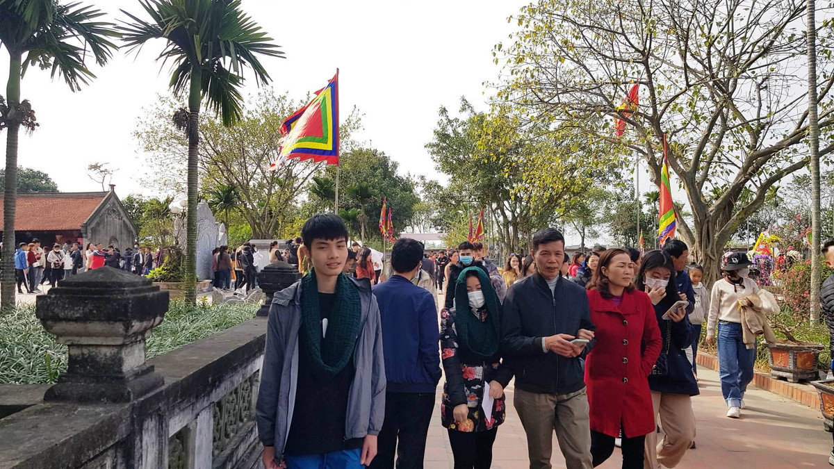 Các con đường dẫn vào đền luôn tấp nập du khách.