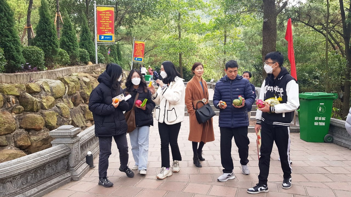 Nhiều học sinh đến dự lễ khai bút