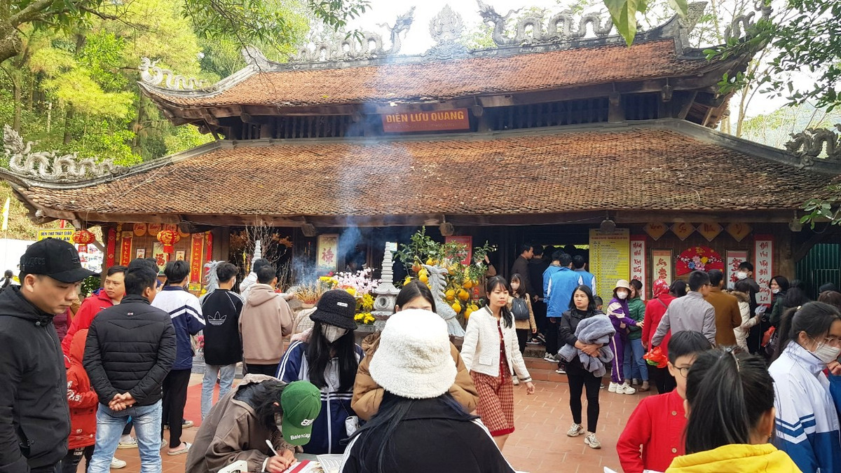 Nhiều học sinh dâng hương tại điện Lưu Quang.