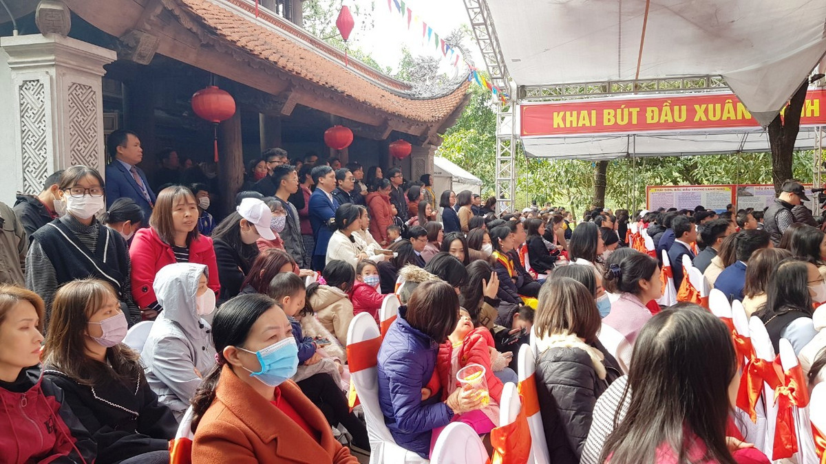 Nhân dân, du khách thập phương đến dự đông đảo.