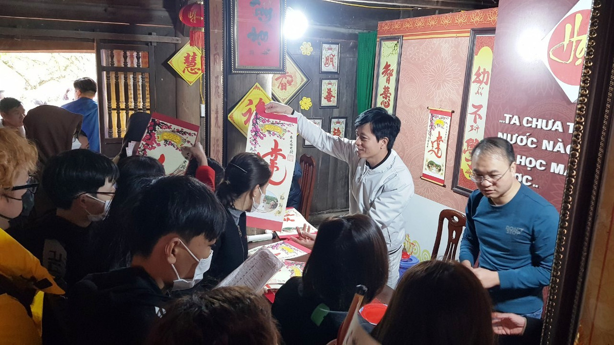 Các học sinh xin chữ tại đền thầy giáo Chu Văn An.