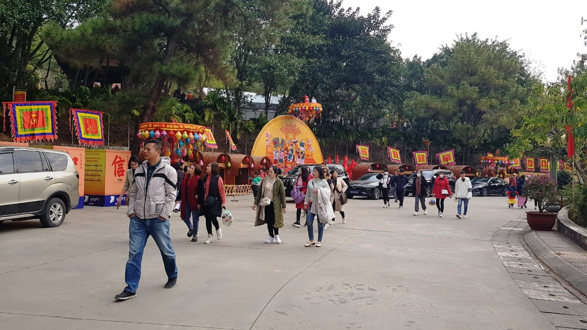 Đường vào Đền thờ Chu Văn An luôn tấp nập du khách.