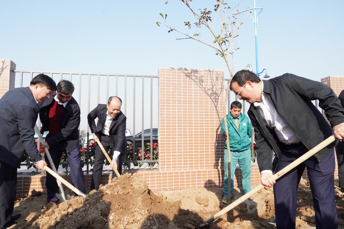 Hai Duong: Bi thu Tinh uy phat dong Tet trong cay xuan Quy Mao 2023-Hinh-5