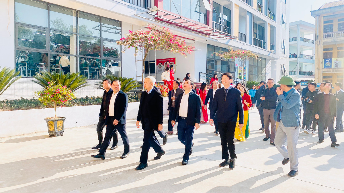 Hai Duong: Bi thu Tinh uy phat dong Tet trong cay xuan Quy Mao 2023-Hinh-11