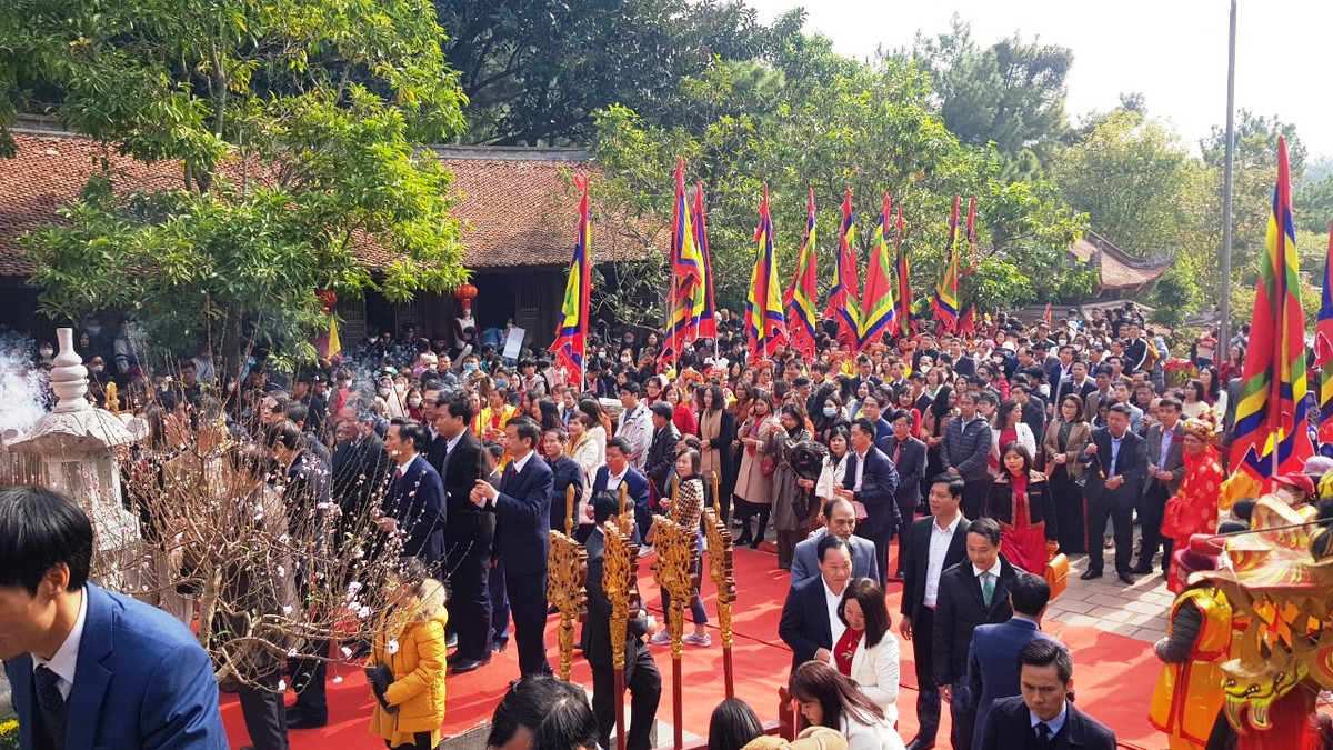 Người dân dâng hương tại đền thầy giáo Chu Văn An.