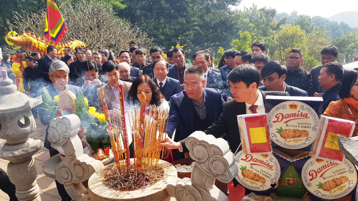 Các đại biểu dâng hương tại đền thờ danh nhân Chu Văn An.