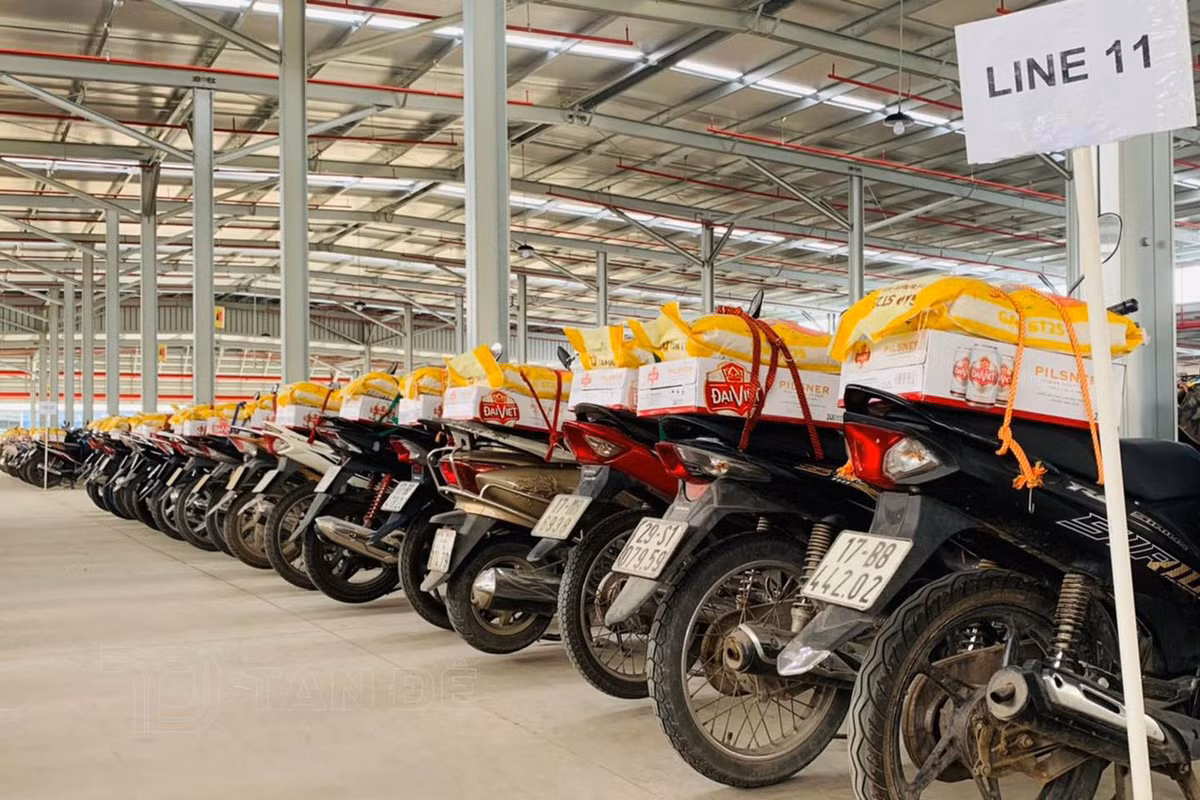 Theo nữ công nhân này, ngoài được thưởng Tết bằng tiền, người lao động được nhận 10 kg gạo và 1 thùng bia và lần 2 là một thùng đựng quà khác trong đó có 10 sản phẩm gồm gạo nếp, nước mắm, mì chính…